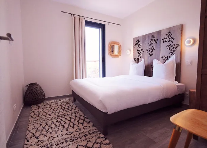 Avec Jardin Et Piscine